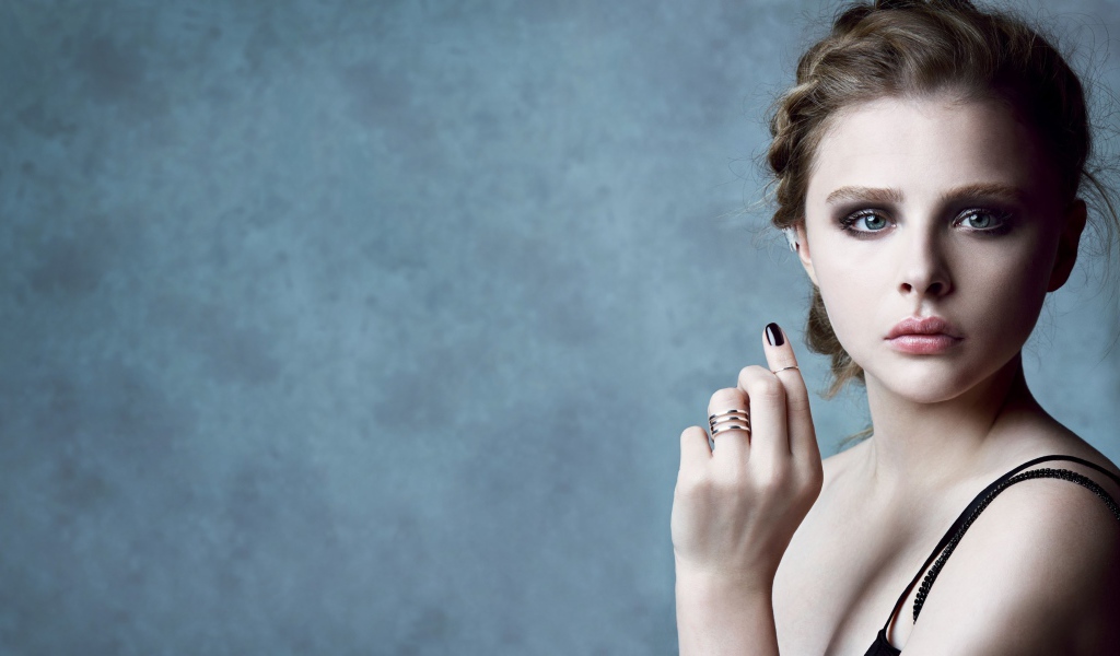 Молодая актриса Хлоя Грейс Морец с красивым макияжем