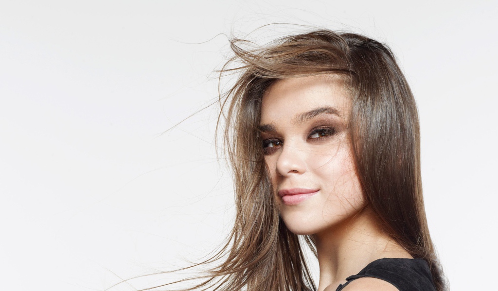 Молодая актриса Хейли Стейнфилд фото на сером фоне