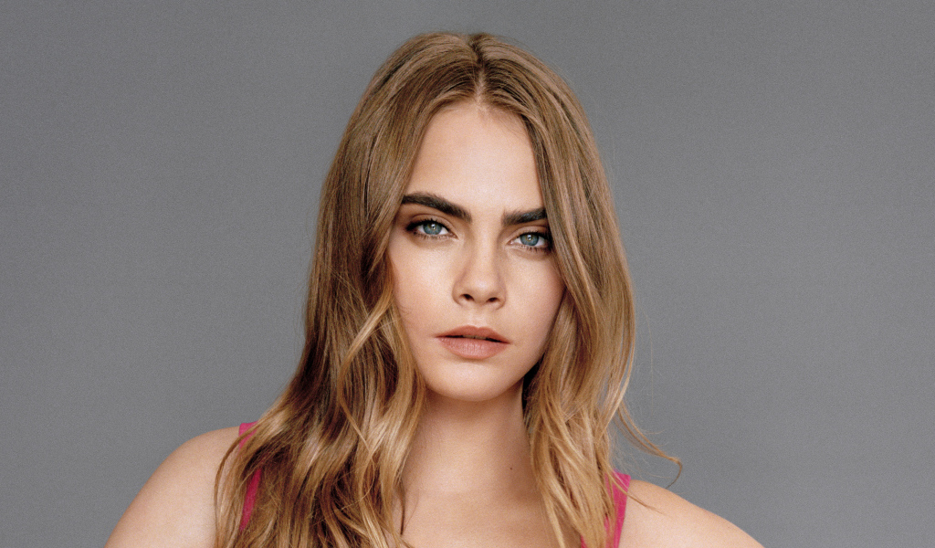 Молодая актриса Кара Делевинь фото на сером фоне