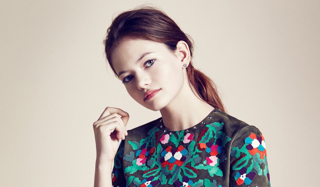 Молодая актриса Маккензи Фой 