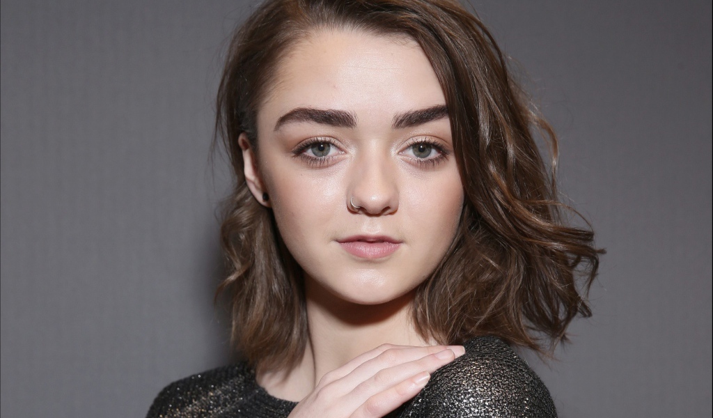 Молодая актриса Мэйси Уильямс фото на сером фоне