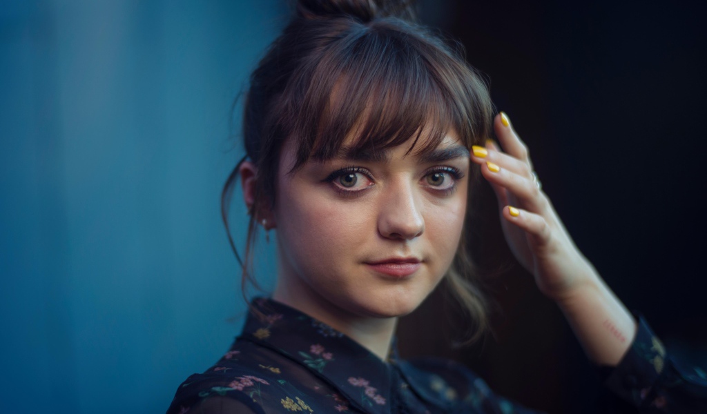 Молодая актриса Мэйси Уильямс с рукой у лица