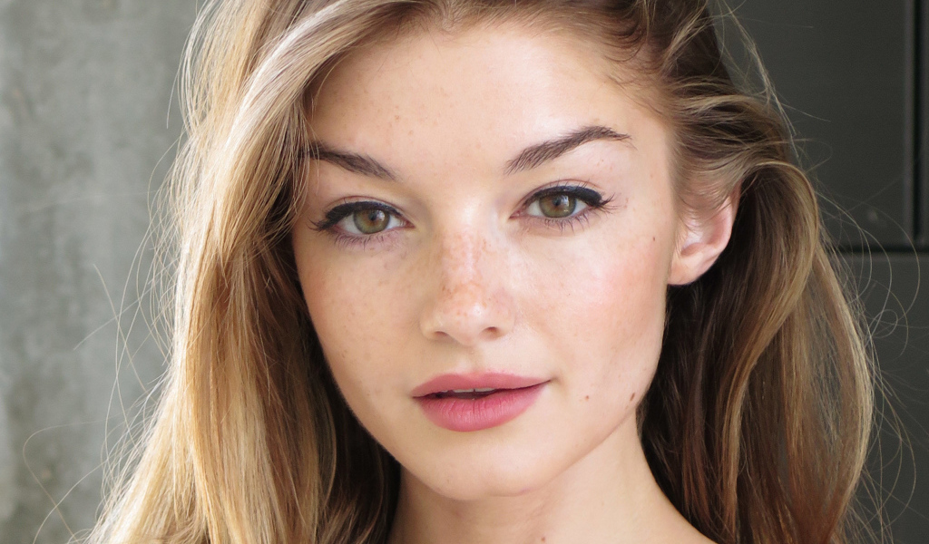 Молодая актриса Моника Олландер