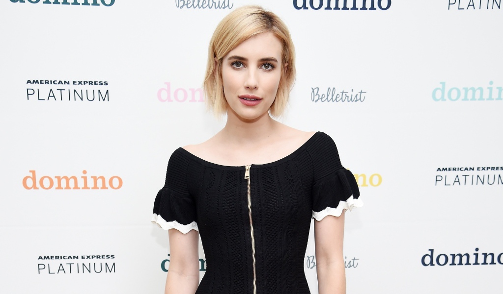 Молодая красивая актриса Эмма Робертс в черном платье