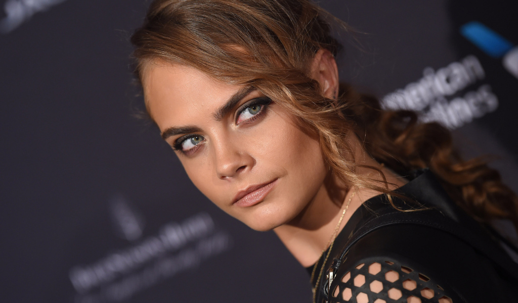 Молодая красивая актриса Кара Делевинь в черном наряде