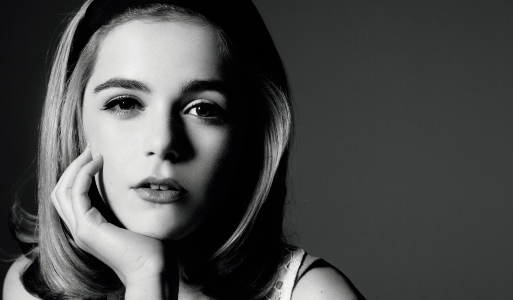 Молодая блондинка актриса Кирнан Шипка, черно-белое фоне 