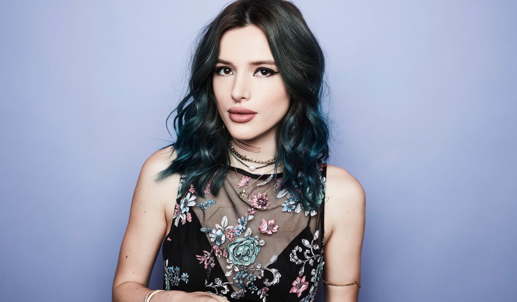 Молодая брюнетка,  актриса Белла Торн