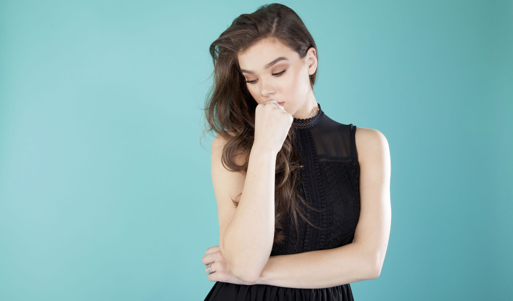 Молодая популярная актриса Хейли Стейнфилд,  фото на голубом фоне