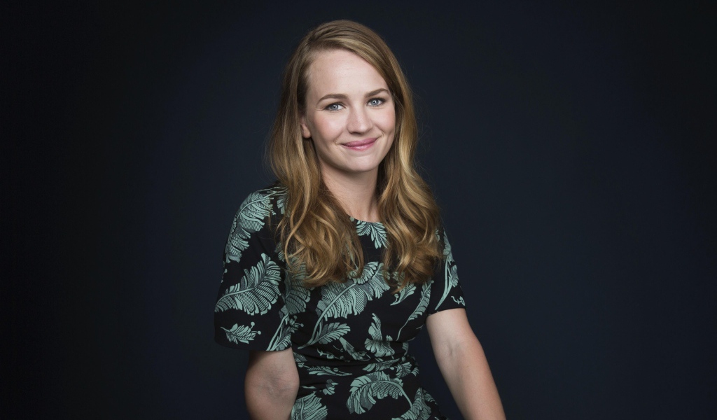 Молодая улыбающаяся актриса Бритт Робертсон