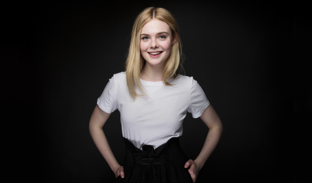 Молодая улыбающаяся девушка, актриса Эль Фэннинг