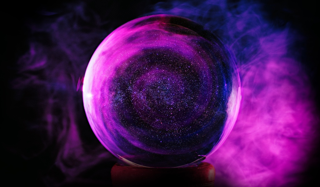 Большой кристальный шар в дыму на черном фоне