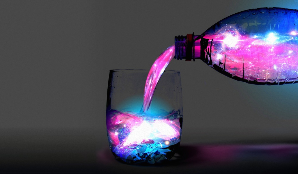 Неоновую воду наливают из бутылки в стакан 