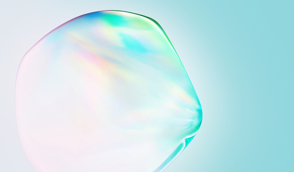 Прозрачный пузырь на голубом фоне 