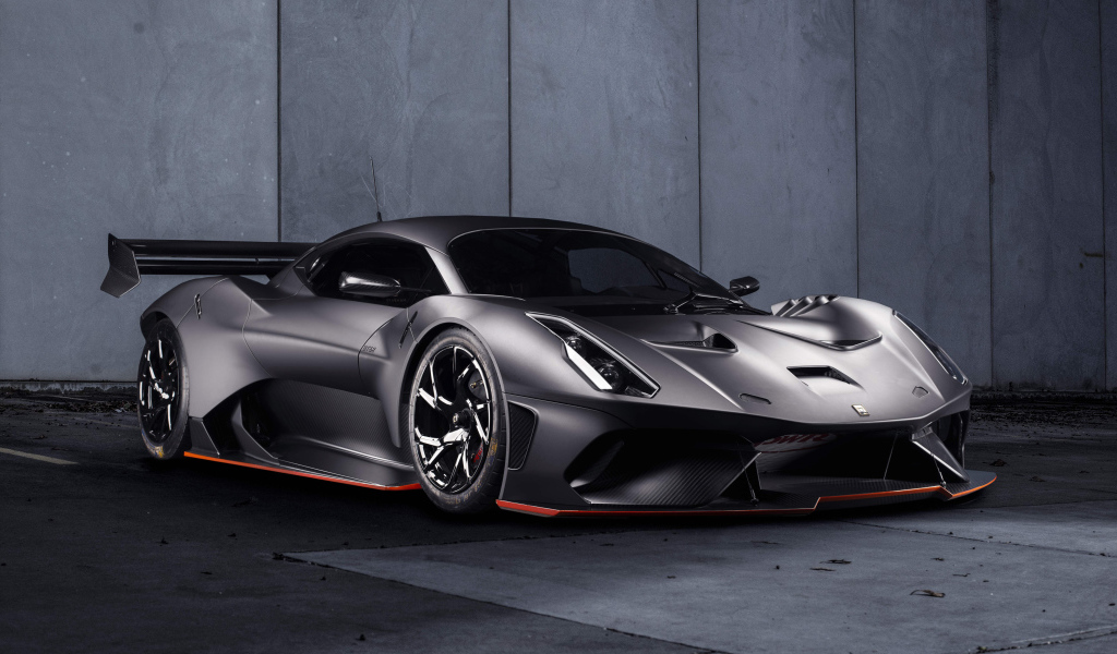 Серебристый спортивный автомобиль Brabham BT62 Road  2019 года