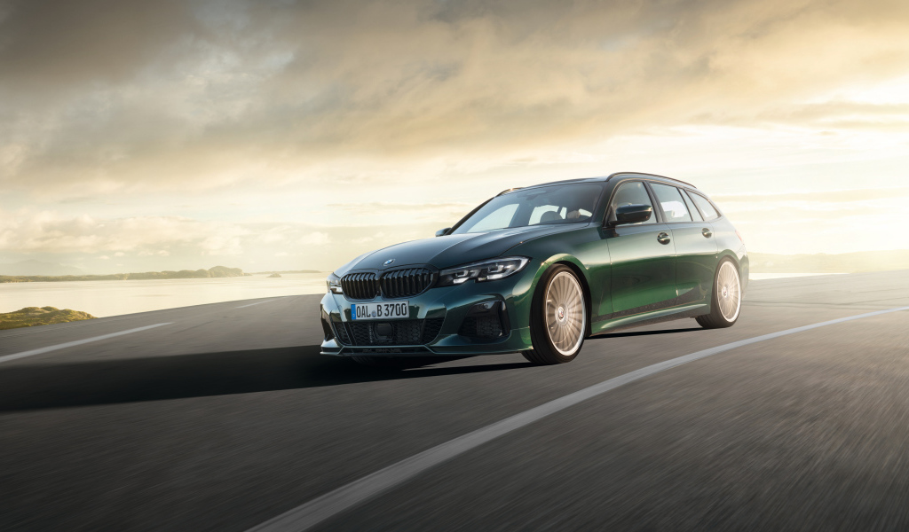 Зеленый автомобиль Alpina B3 Touring 2019 года на дороге