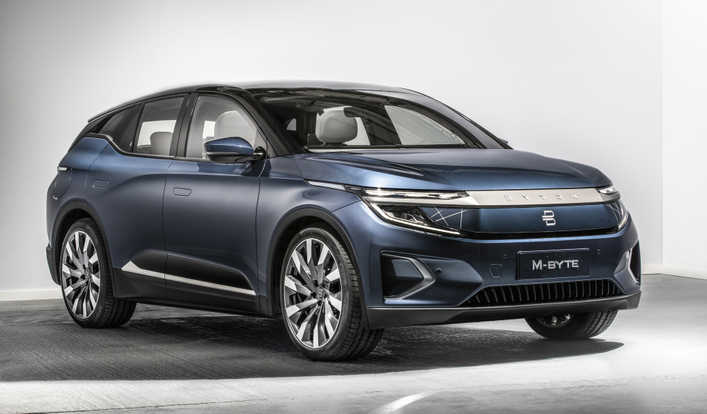 Автомобиль BYTON M-Byte 2020 года на сером фоне