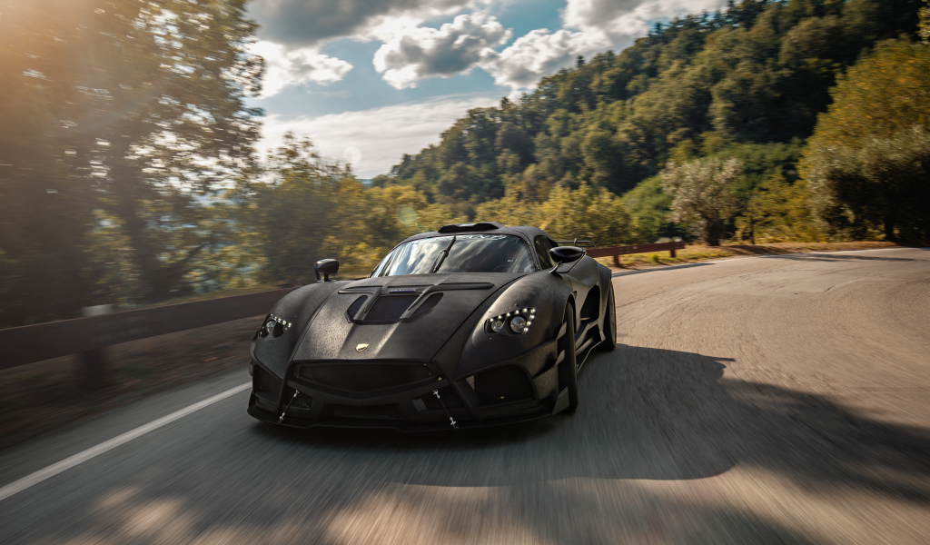 Серый автомобиль Mazzanti Evantra на трассе