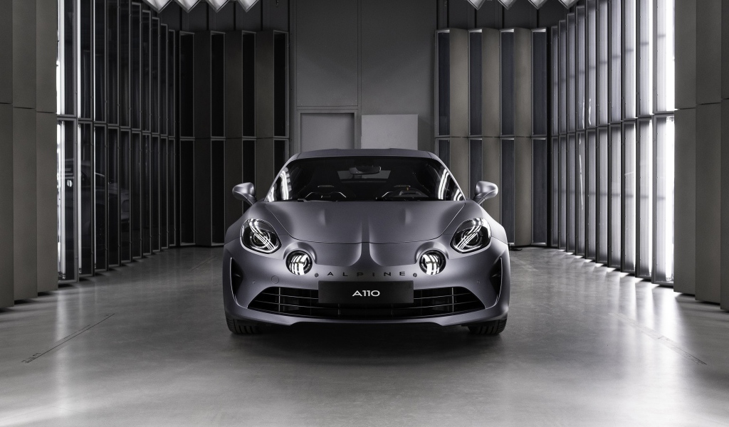 Новый серебристый автомобиль Alpine A110S, 2019 года в гараже