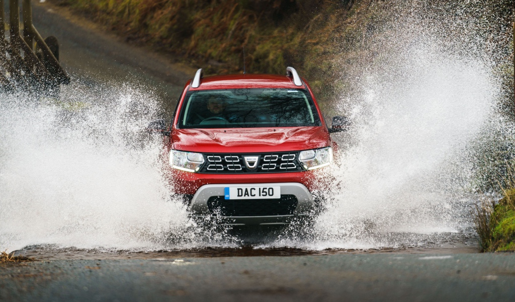 Красный внедорожник Dacia Duster Techroad 2019 года едет по воде