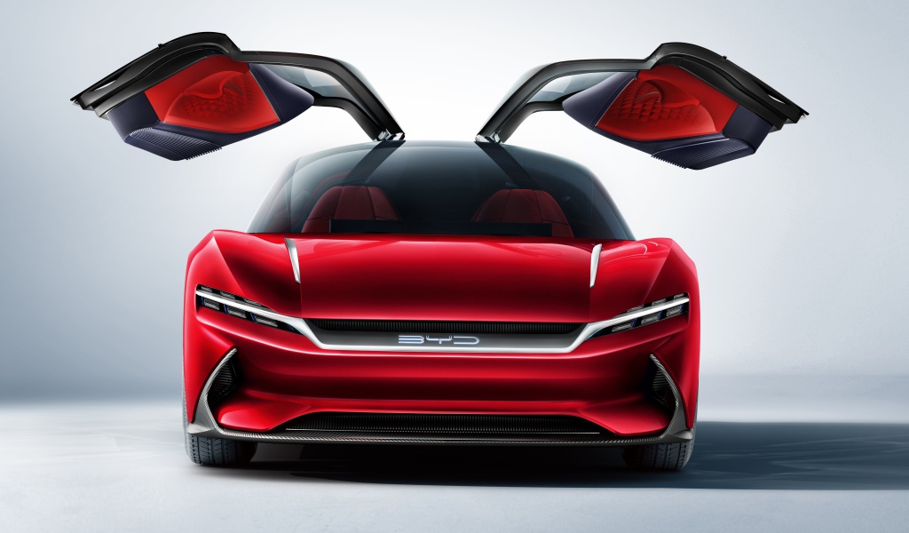 Красный автомобиль BYD E-SEED GT 2019 года с открытыми дверями