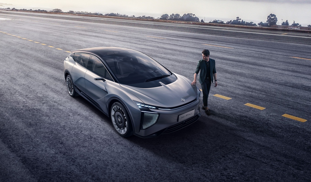Серебристый автомобиль HiPhi 1 2020 года на дороге