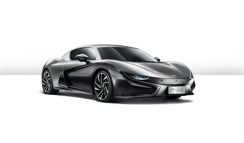 Серебристый электрический автомобиль  Qiantu K50 на белом фоне