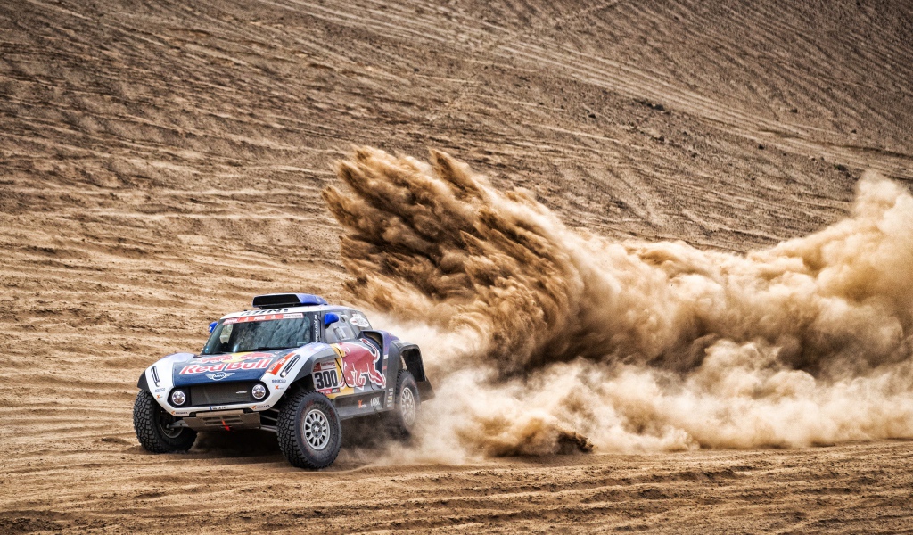 Спортивный автомобиль на песке в пустыне на Ралли