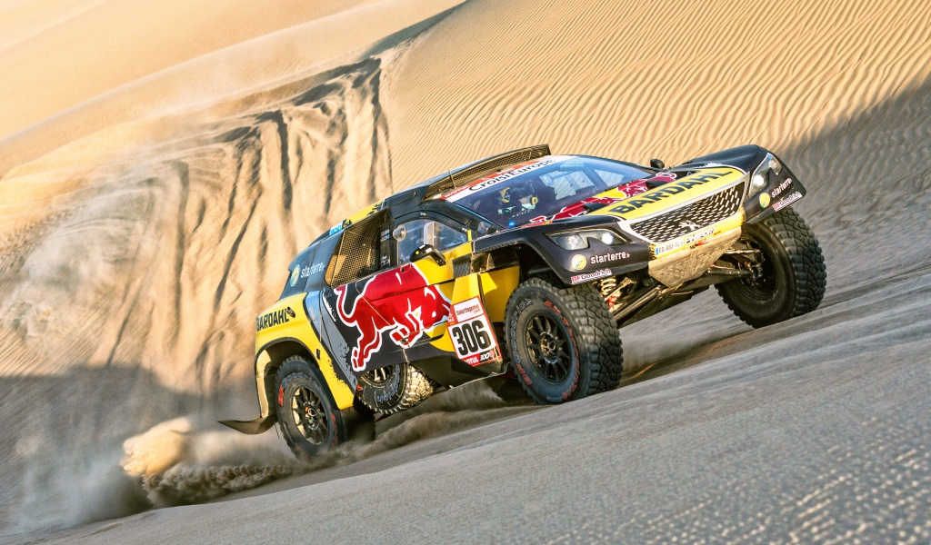 Спортивный автомобиль едет по песку на Ралли