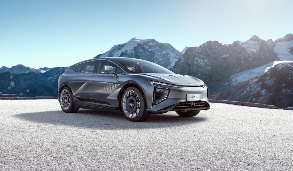 Новый автомобиль HiPhi 1,  2020 года на фоне гор