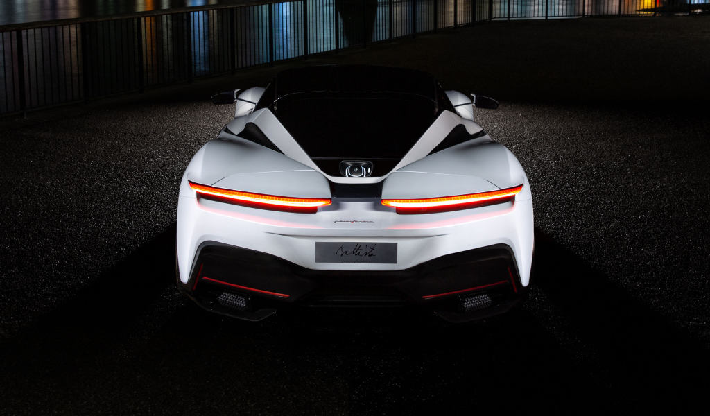 Белый автомобиль Pininfarina Battista 2019 года вид сзади