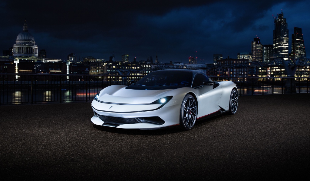 Белый спортивный автомобиль Pininfarina Battista 2019 года