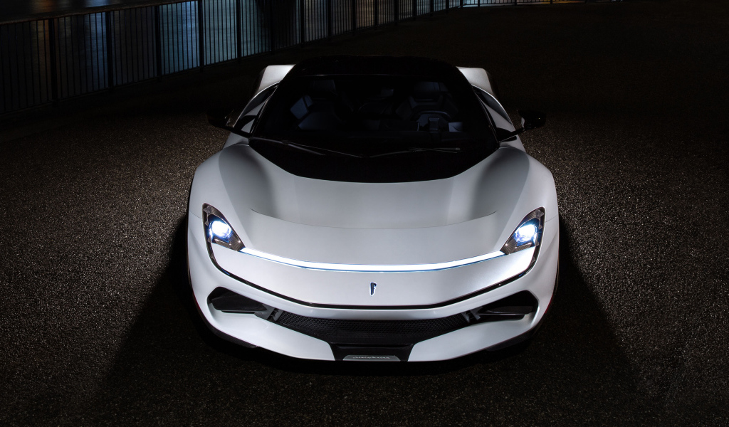 Белый спортивный автомобиль Pininfarina Battista 2019