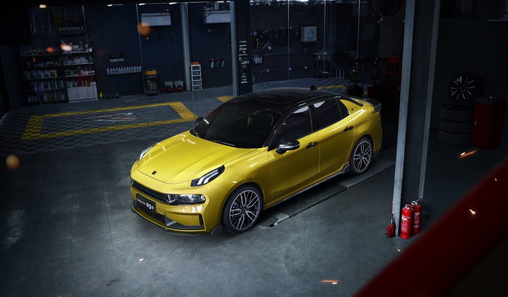 Желтый автомобиль Lynk & Co 03+ 2019 года в гараже