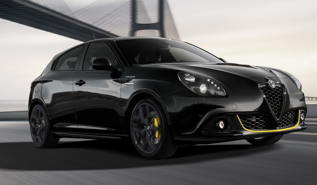 Черный автомобиль Alfa Romeo Giulietta Veloce 2019 года на дороге