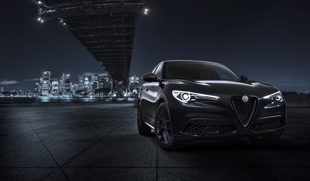 Черный автомобиль Alfa Romeo, 2019 года под мостом 