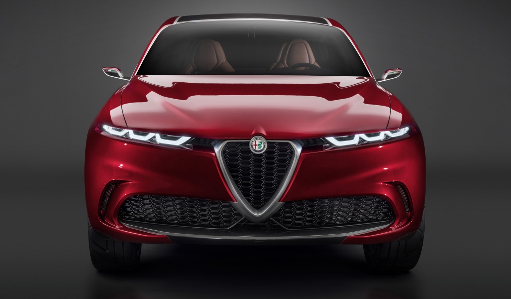 Красный автомобиль Alfa Romeo Tonale Concept,  2019 года вид спереди на сером фоне