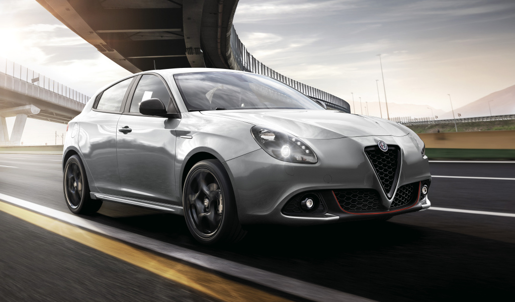 Серебристый автомобиль Alfa Romeo Giulietta Sport 2019 года под мостом