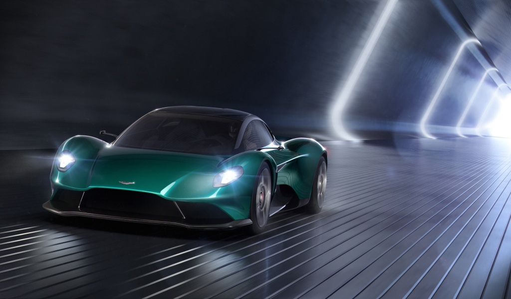 Зеленый спортивный автомобиль Aston Martin Vanquish Vision, 2019 года в тоннеле