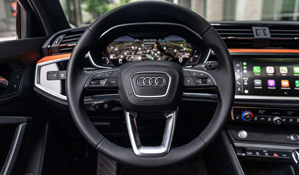Large leather steering wheel of the Audi Q3 2.0 TFSI Quattro S Line, 2019