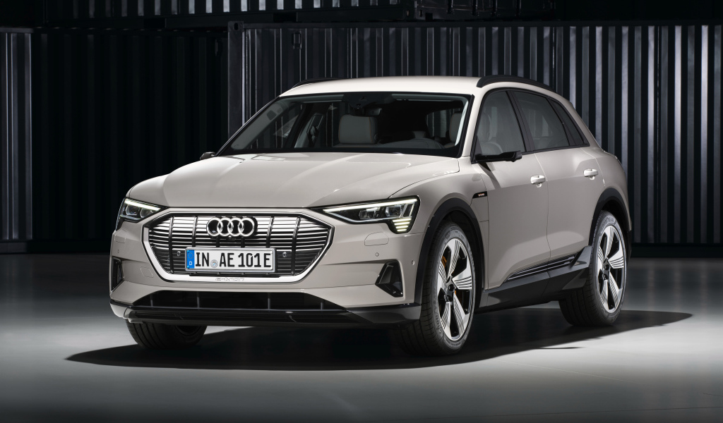 Серебристый Audi E-Tron 2019 года в гараже 
