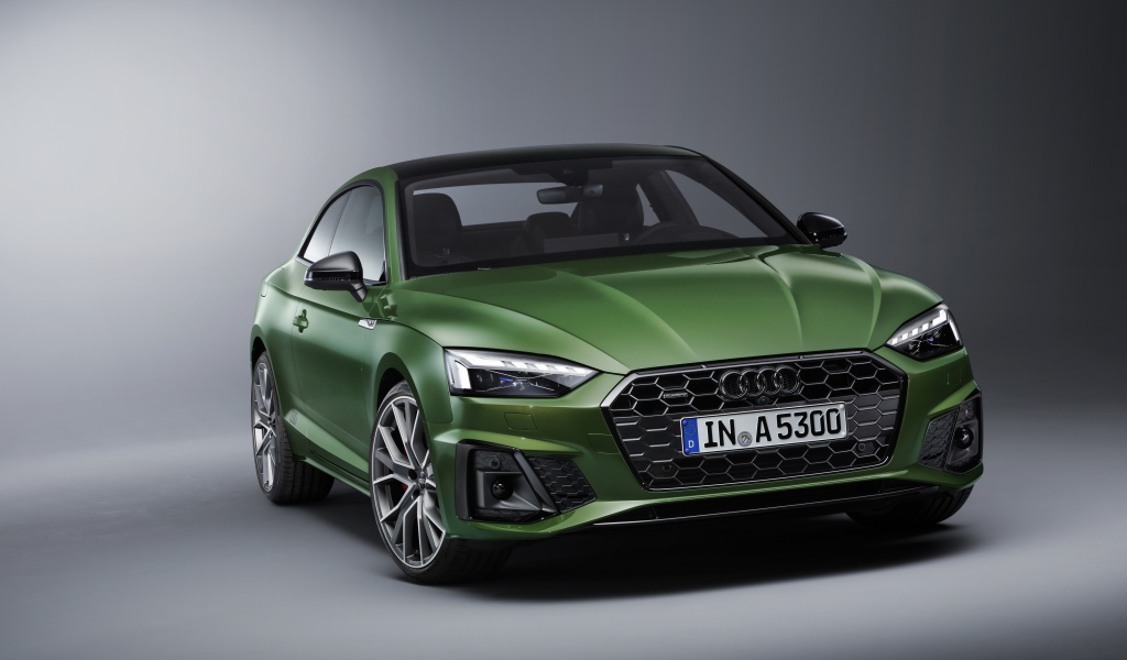 Зеленый автомобиль Audi A5 Coupe 40 TFSI Quattro S Line 2019 года на сером фоне