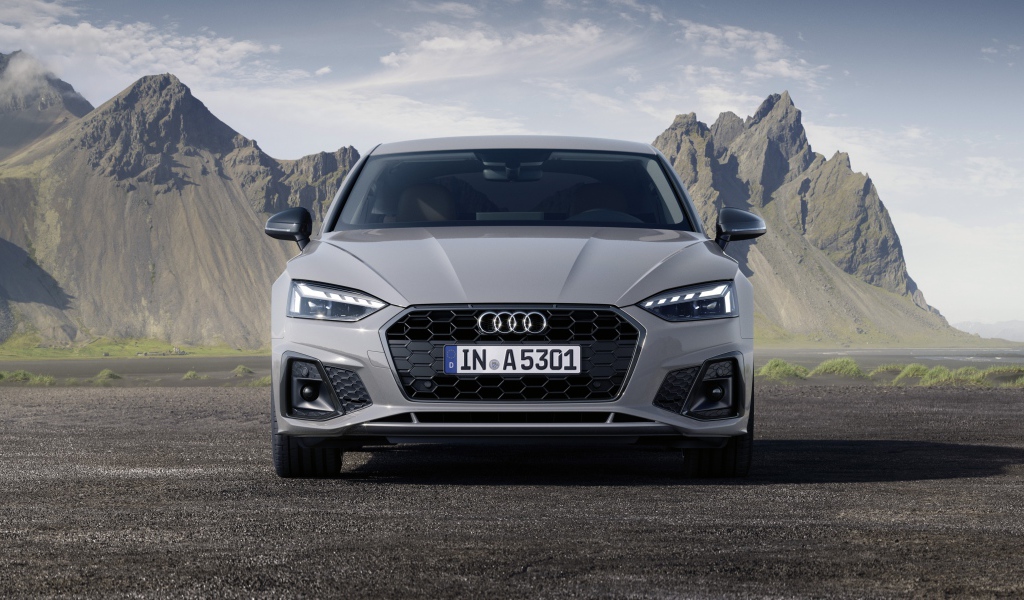 Серебристый Audi A5 Sportback 40 TFSI S Line 2019 года на фоне гор