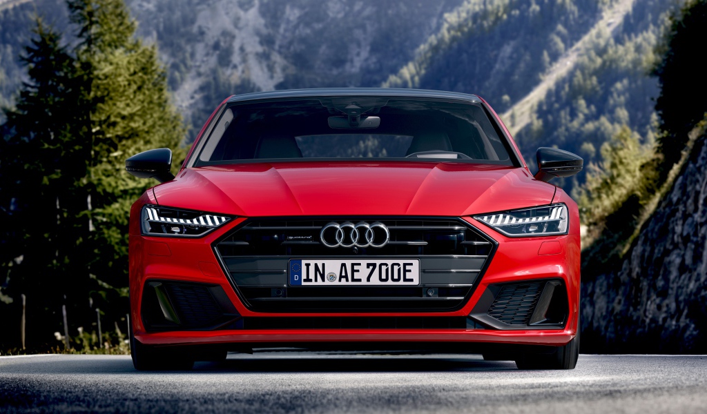 Красный автомобиль Audi A7 Sportback 55 TFSI E Quattro S Line 2019 года на трассе 