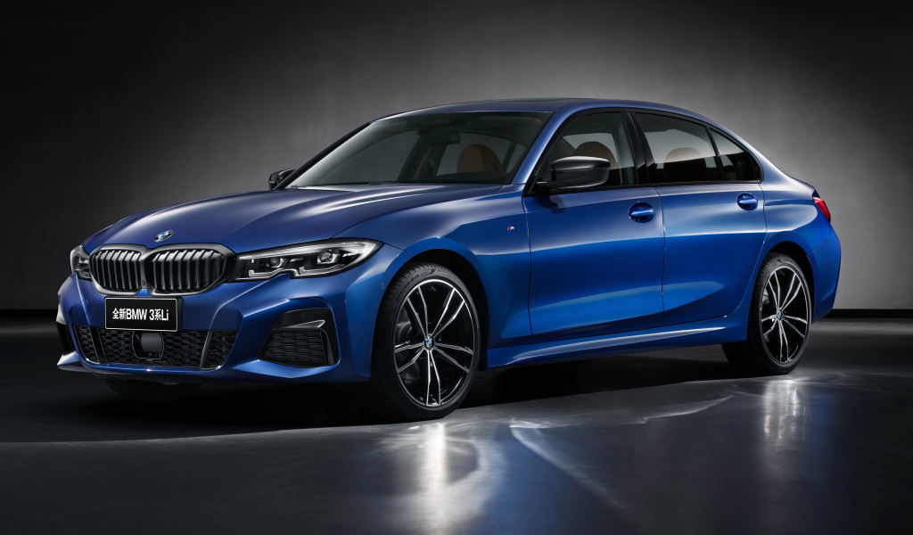 Голубой автомобиль BMW 325Li M Sport 2019 года на сером фоне