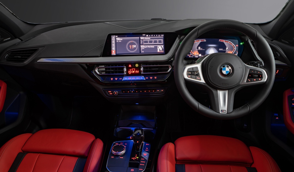 Салон автомобиля BMW 118i M Sport 2019 года