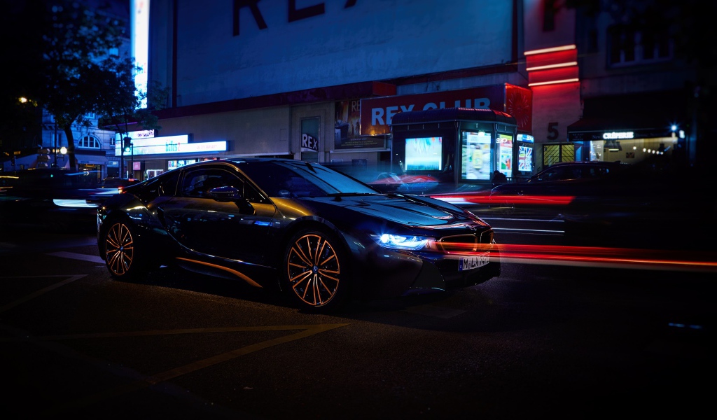 Черный стильный автомобиль BMW I8 2019 года на улице города