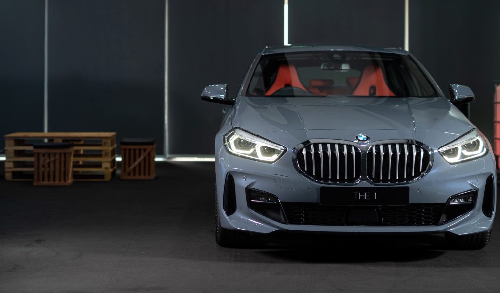 Серый автомобиль BMW 118i M Sport 2019 года в гараже