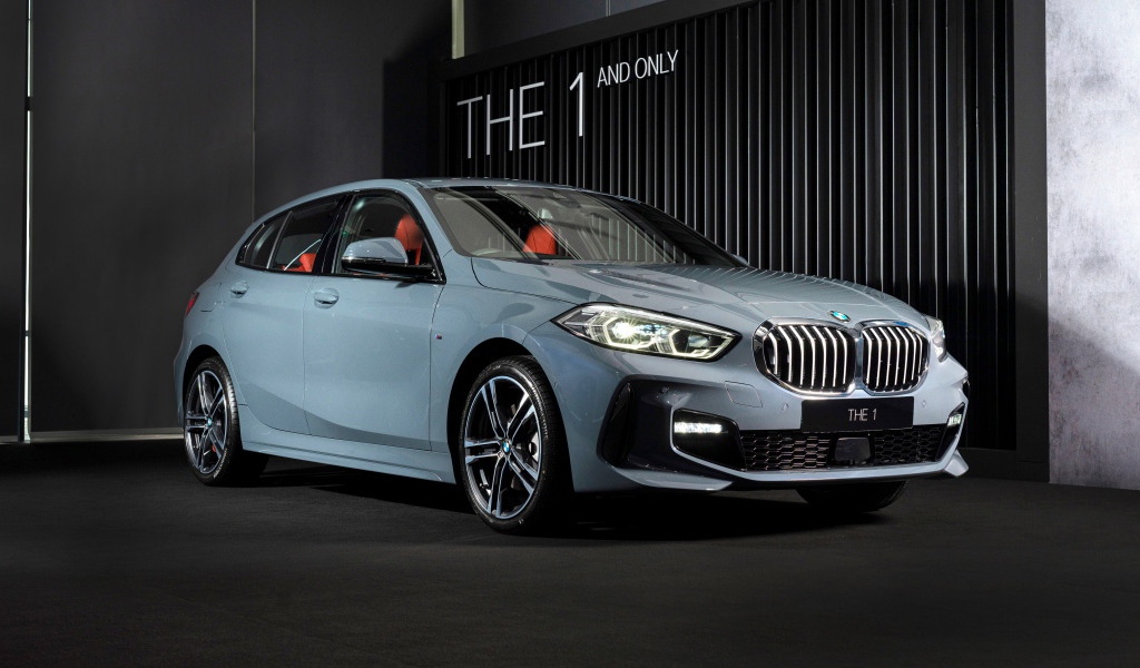 Серебристый автомобиль BMW 118i M Sport 2019 года