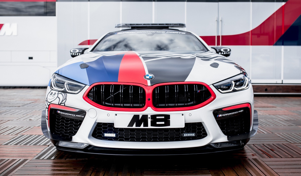 Автомобиль BMW M8, 2019 года вид спереди