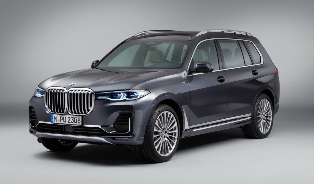 Внедорожник BMW X7, 2018 года на сером фоне